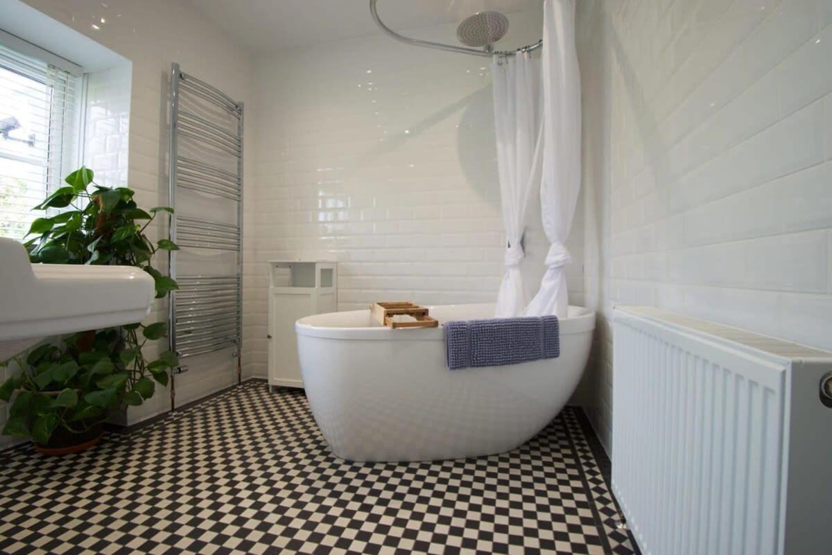 Spacious Town House With Swimming Pool بلايموث المظهر الخارجي الصورة